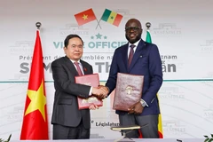 El presidente de la Asamblea Nacional de Vietnam, Tran Thanh Man, y su homólogo de Senegal, El Malick Ndiaye, firman un acuerdo de cooperación entre los dos órganos legislativos (Foto: VNA)