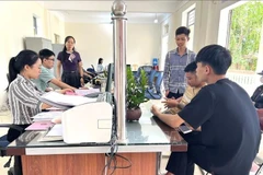 Los pobladores realizan sus trámites dministrativos en la comuna de Lien Son, provincia de Lao Cai (Foto: VNA)