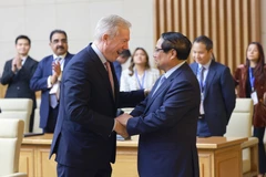 El primer ministro Pham Minh Chinh (derecha) recibe a Ted Osius, presidente y director ejecutivo del USABC (Foto: VNA)