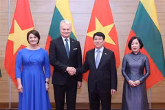 El presidente de Vietnam, Luong Cuong (derecha), y su esposa ofrecen un banquete en honor al jefe del Estado lituano, Gitanas Nausėda, y su cónyuge. (Foto: VNA)