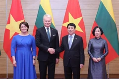 El presidente de Vietnam, Luong Cuong (derecha), y su esposa ofrecen un banquete en honor al jefe del Estado lituano, Gitanas Nausėda, y su cónyuge. (Foto: VNA)