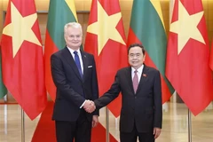 El presidente de Lituania, Gitanas Nausėda (izquierda), y el titular de la Asamblea Nacional de Vietnam, Tran Thanh Man (Foto: VNA)