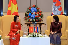La vicepresidenta de la Asamblea Nacional de Vietnam, Nguyen Thi Thanh (izquierda), dialoga con la titular de la Asamblea Nacional de Camboya, Samdech Khuon Sudary. (Foto: VNA)