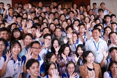 El primer ministro Pham Minh Chinh, diputados en la urbe sureña y estudiantes de la Universidad de Can Tho en la reunión (Foto: VNA)