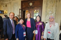 La vicepresidenta de la Asamblea Nacional, Nguyen Thi Thanh (segunda desde la derecha), se reúne con la titular de la Asamblea Nacional francesa, Yael Braun-Pivet (centro). (Foto: VNA)