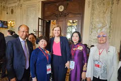 La vicepresidenta de la Asamblea Nacional, Nguyen Thi Thanh (segunda desde la derecha), se reúne con la titular de la Asamblea Nacional francesa, Yael Braun-Pivet (centro). (Foto: VNA)