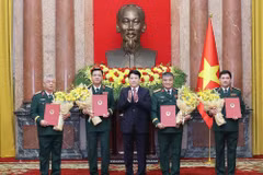El presidente Luong Cuong entrega las decisiones a los viceministros de Defensa Nguyen Hong Thai, Nguyen Van Hien, Nguyen Truong Thang, y el subjefe del Estado Mayor General del EPV, Nguyen Quang Ngoc (Foto: VNA)