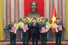 El presidente Luong Cuong entrega las decisiones a los viceministros de Defensa Nguyen Hong Thai, Nguyen Van Hien, Nguyen Truong Thang, y el subjefe del Estado Mayor General del EPV, Nguyen Quang Ngoc (Foto: VNA)