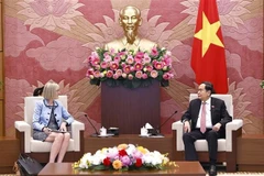 El presidente de la Asamblea Nacional de Vietnam, Tran Thanh Man, recibe a la nueva embajadora australiana, Gillian Bird. (Foto: VNA)
