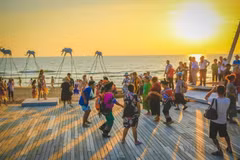 Los visitantes disfrutan de la puesta de sol en la playa Sunset Sanato de Phu Quoc. (Foto: VNA)