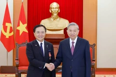 El secretario general del Partido Comunista de Vietnam, To Lam (derecha), recibe a Kuroiwa Yuji, gobernador de la prefectura japonesa de Kanagawa (Foto: VNA)
