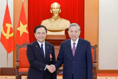 El secretario general del Partido Comunista de Vietnam, To Lam (derecha), recibe a Kuroiwa Yuji, gobernador de la prefectura japonesa de Kanagawa (Foto: VNA)
