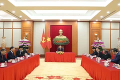 El secretario general del Partido Comunista de Vietnam, To Lam, sostiene una llamada telefónica con el secretario general del Partido Comunista y presidente de China, Xi Jinping (Foto: VNA)