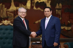 El primer ministro de Vietnam, Pham Minh Chinh (derecha), recibe al presidente de la filial de la Asociación de Amistad Japón-Vietnam en Kansai, Nishimura Teiichi (Foto: VNA)