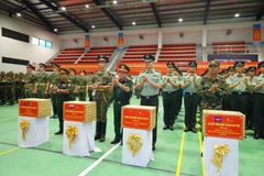 El coronel general Hoang Xuan Chien, viceministro de Defensa de Vietnam, entrega regalos a los oficiales extranjeros (Foto: VNA)