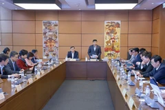 Diputados de las provincias de Lam Dong y Nghe An discuten en grupos (Foto: VNA)