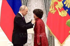 Thai Huong, presidenta del Consejo de Estrategia del gigante lácteo vietnamita TH Group, recibe la Orden de la Amistad de manos del presidente ruso, Vladimir Putin. (Foto: VNA)