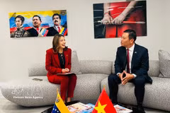El embajador vietnamita, Vu Trung My, se reúne con la ministra de Turismo de Venezuela, Daniella Cabello. (Foto: VNA)