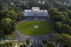El Palacio de la Independencia, un sitio histórico nacional especial y testimonio de los acontecimientos del 30 de abril de 1975, destaca en medio del paisaje verde. (Foto: VNA)