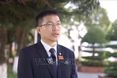 Phan Van Coc, secretario del Comité del Partido en la comuna de Hua Bum, provincia de Lai Chau, comenta sobre los borradores de documentos para la magna cita partidista (Foto: VNA)