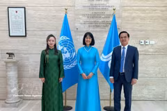 La embajadora de Vietnam en Italia, Nguyen Phuong Anh (centro), asume el cargo de Representante permanente de Hanoi ante el IFAD. (Foto: VNA)