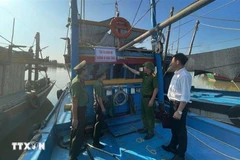 Las autoridades de la comuna de Van Loc (provincia de Thanh Hoa) monitorean estrictamente la entrada y salida de las embarcaciones (Foto: VNA)