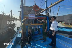 Las autoridades de la comuna de Van Loc (provincia de Thanh Hoa) monitorean estrictamente la entrada y salida de las embarcaciones (Foto: VNA)