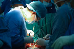 El personal médico realiza la cirugía (Foto: Hospital de Amistad Vietnam-Alemania)