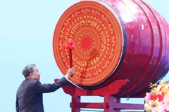 El secretario general del Partido Comunista de Vietnam, To Lam, da el tradicional toque de tambor para marcar el comienzo oficial del nuevo ciclo académico (Foto: VNA)