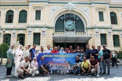 Los turistas extranjeros toman fotos en la Oficina Central de Correos, una de las atracciones más emblemáticas de Ciudad Ho Chi Minh. (Foto: VNA)