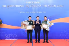 El ministro de Relaciones Exteriores, Le Hoai Trung, entrega las medallas conmemorativas a la causa de la diplomacia vietnamita al viceprimer ministro y ministro de Defensa, general Phan Van Giang, y al ministro de Seguridad Pública, general Luong Tam Quang. (Foto: VNA)