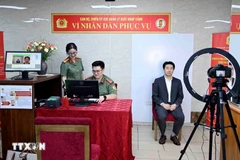 Los funcionarios de inmigración realizan los procedimientos para emitir cuentas de identificación electrónica de nivel 2 para extranjeros (Foto: VNA)