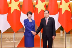 El presidente de la Asamblea Nacional de Vietnam, Tran Thanh Man, se reúne con la primera ministra de Japón, Takaichi Sanae. (Foto: VNA)