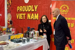 Stéphane Thuillier, director ejecutivo de SIAL Canadá, visita el pabellón de Vietnam. (Foto: VNA)