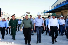 El primer ministro Pham Minh Chinh inspecciona las labores de recuperación tras los daños causados por el tifón Kalmaegi en la provincia central de Gia Lai (Foto: VNA)