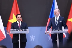 El primer ministro de Vietnam, Pham Minh Chinh, y su homólogo checo, Petr Fiala, informan de los resultados de sus conversaciones en una rueda de prensa conjunta. (Foto: VNA)