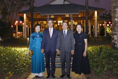 El presidente de la Asamblea Nacional, Tran Thanh Man (segundo desde la derecha) y su esposa, junto al embajador japonés en Vietnam, Ito Naoki, y su cónyuge. (Foto: VNA)