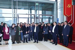 El miembro del Buró Político y permanente del Secretariado del Comité Central del PCV, Tran Cam Tu, inspecciona los preparativos para el próximo XIV Congreso Nacional del PCV (Foto: VNA)