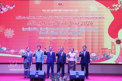 Delegados en el evento saludan el Año Nuevo Lunar (Foto: VNA)