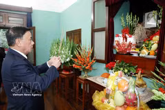 El miembro del Buró Político y miembro permanente del Secretariado del Comité Central del PCV, Tran Cam Tu, rinde tributo al Presidente Ho Chi Minh (Foto: VNA)