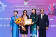 La cónsul general de Cuba en Ciudad Ho Chi Minh, Ariadne Feo Labrada (segunda a la izquierda), recibe la insignia “Por la paz y la amistad entre los pueblo” de la VUFO en el evento (Foto: VNA)