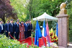 El primer ministro de Vietnam, Pham Minh Chinh, su esposa y los delegados rinden homenaje al Presidente Ho Chi Minh (Foto: VNA)