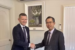 El embajador de Vietnam en Australia, Pham Hung Tam (derecha), recibe a Anthony McFarlane, director de Comunicaciones del Grupo Sunrice (Foto: VNA)