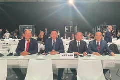 El viceprimer ministro de Vietnam Ho Duc Phoc (segundo de derecha) asiste a la inauguración de la FfD4 (Fuente: VNA)