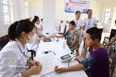 Un programa gratuito de chequeos y exámenes médicos se implementa en la comuna Xuan Truong, provincia de Ninh Binh. (Foto: VNA)