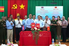 Las autoridades de Tay Ninh y Prey Veng firman el acta de la reunión (Foto: VNA)