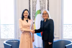 La embajadora de Vietnam Nguyen Thi Van Anh, representante permanente del Presidente del Estado ante el Consejo Permanente de la Francofonía, se reúne con La administradora de la OIF, Caroline St-Hilaire (Foto: VNA)
