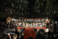 Los asistentes disfrutan de un concierto al aire libre con orquesta en vivo durante la ceremonia de inauguración. (Foto: VNA)