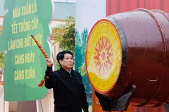 El presidente de Vietnam, Luong Cuong, toca el tambor para dar inicio al festival (Foto: VNA)