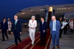 El ministro de Ciencia y Tecnología, Nguyen Manh Hung, recibe a la delegación australiana en el Aeropuerto Internacional de Noi Bai, Hanoi. (Foto: VNA)